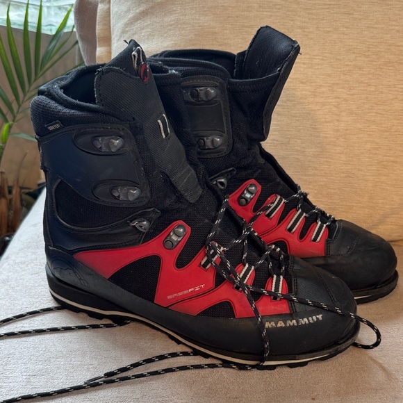 Mammut Men's Black and Red Mountaineering Boots - Picture 1 of 14